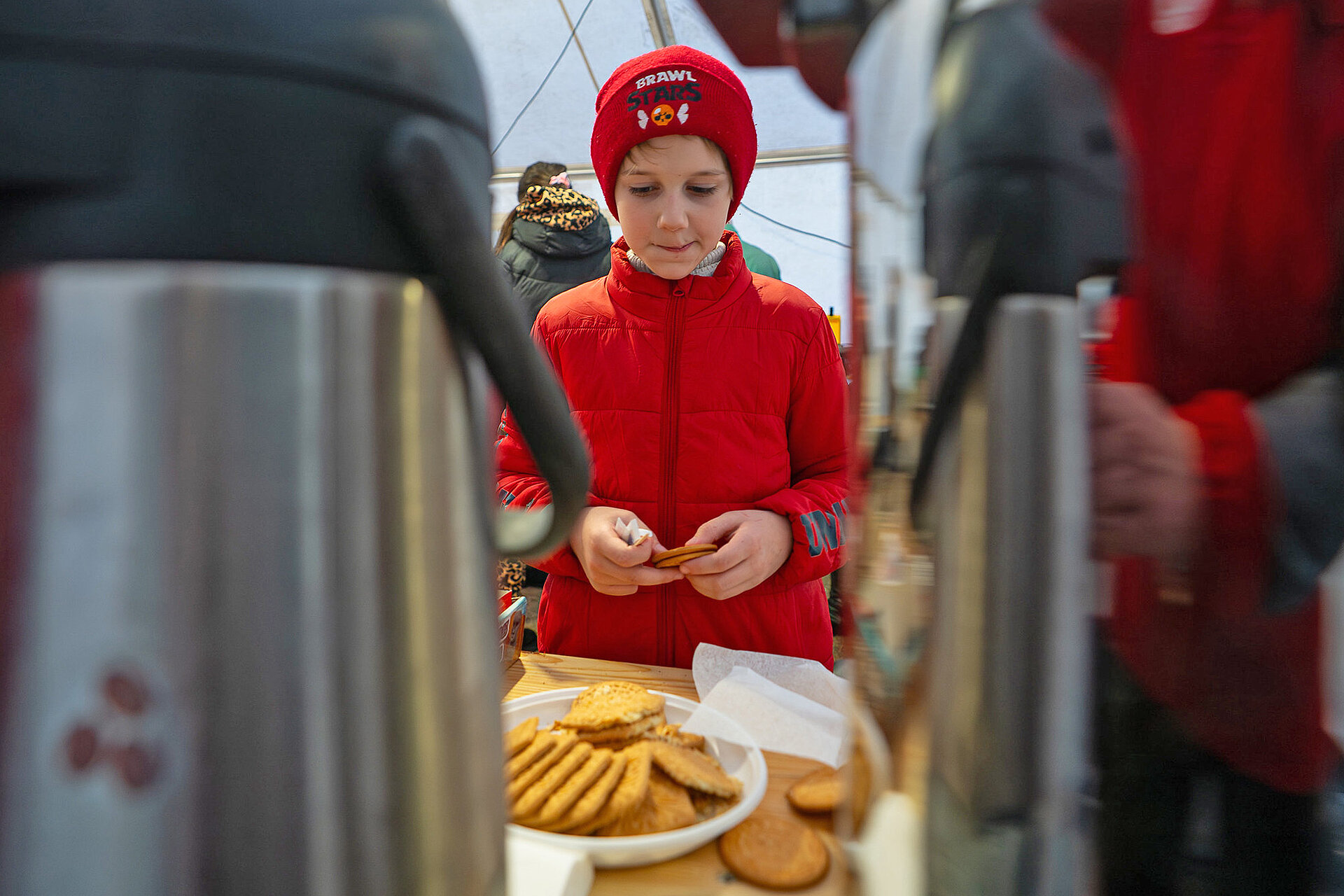 Junge in der Ukraine bei der Essensausgabe