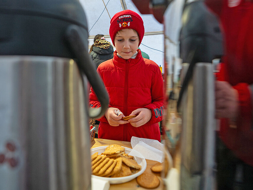 Junge in der Ukraine bei der Essensausgabe