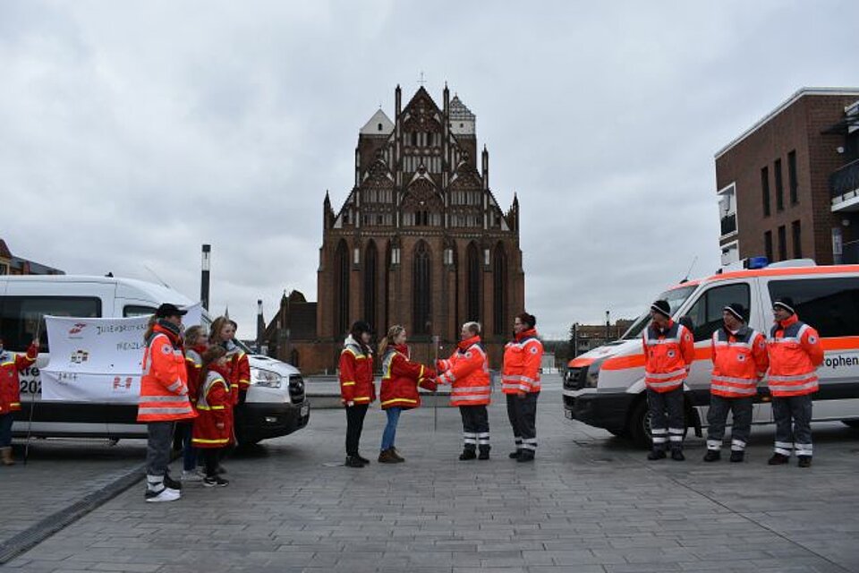 Übergabe vom JRK Prenzlau an die Bereitschaft Prenzlau vor der Marienkirche in Prenzlau am 23. Februar.