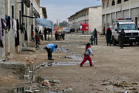 Kinder in provisorischer Unterkunft in Syrien
