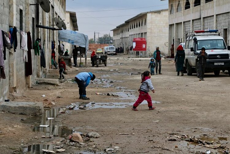 Kinder in provisorischer Unterkunft in Syrien