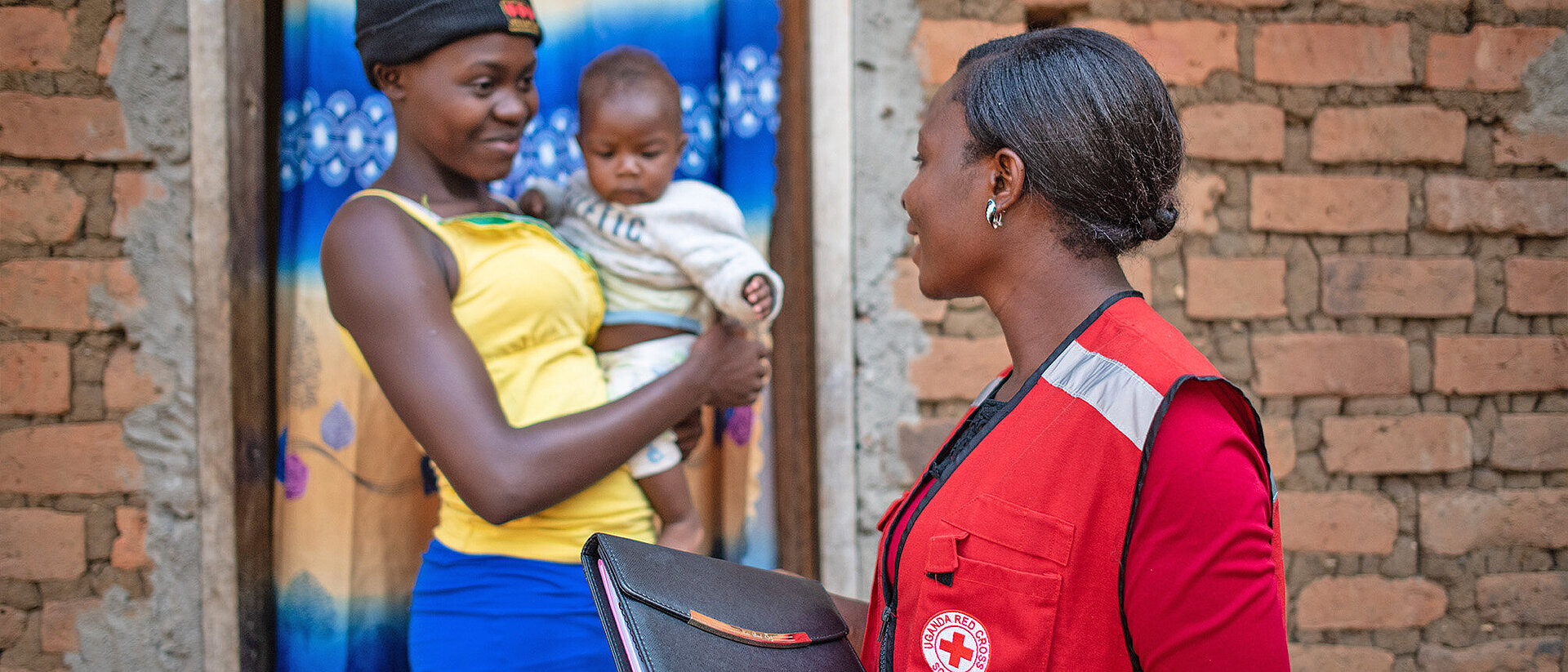 Rotkreuzmitarbeiterin in Uganda unterwegs für Flüchtlingsprojekt