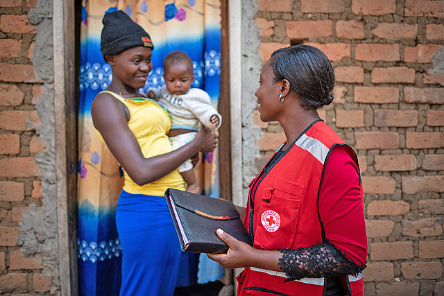 Rotkreuzmitarbeiterin in Uganda unterwegs für Flüchtlingsprojekt
