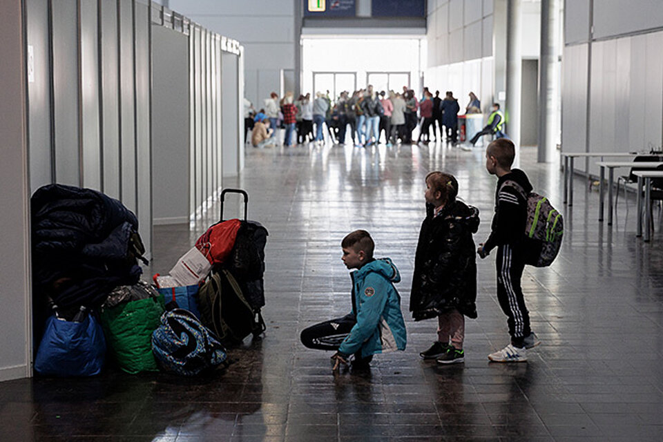 Wartende ukrainische Familien in Messehalle 