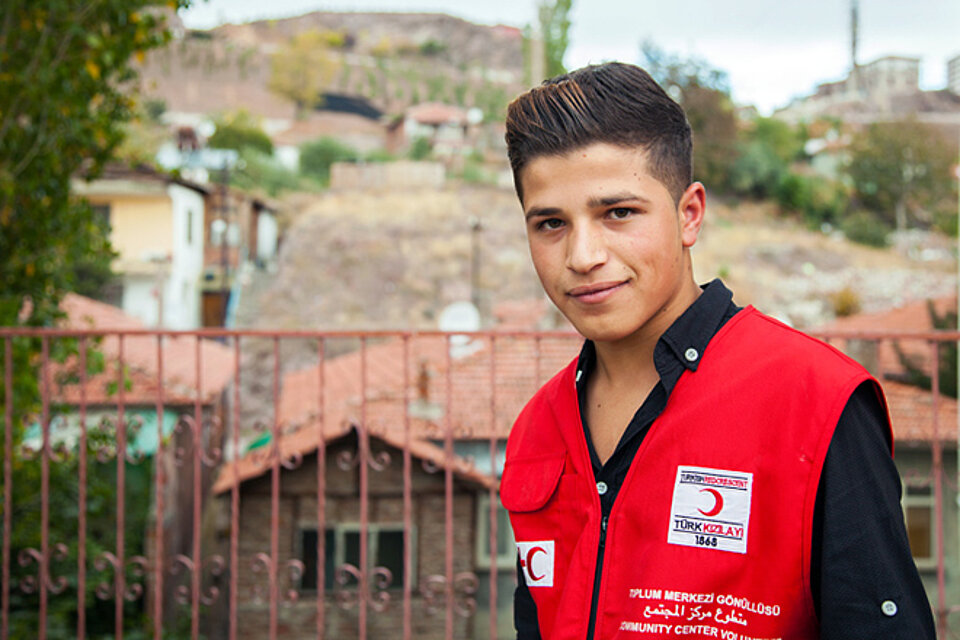Foto: Portrait eines ehrenamtlichen syrischen Jugendlichen
