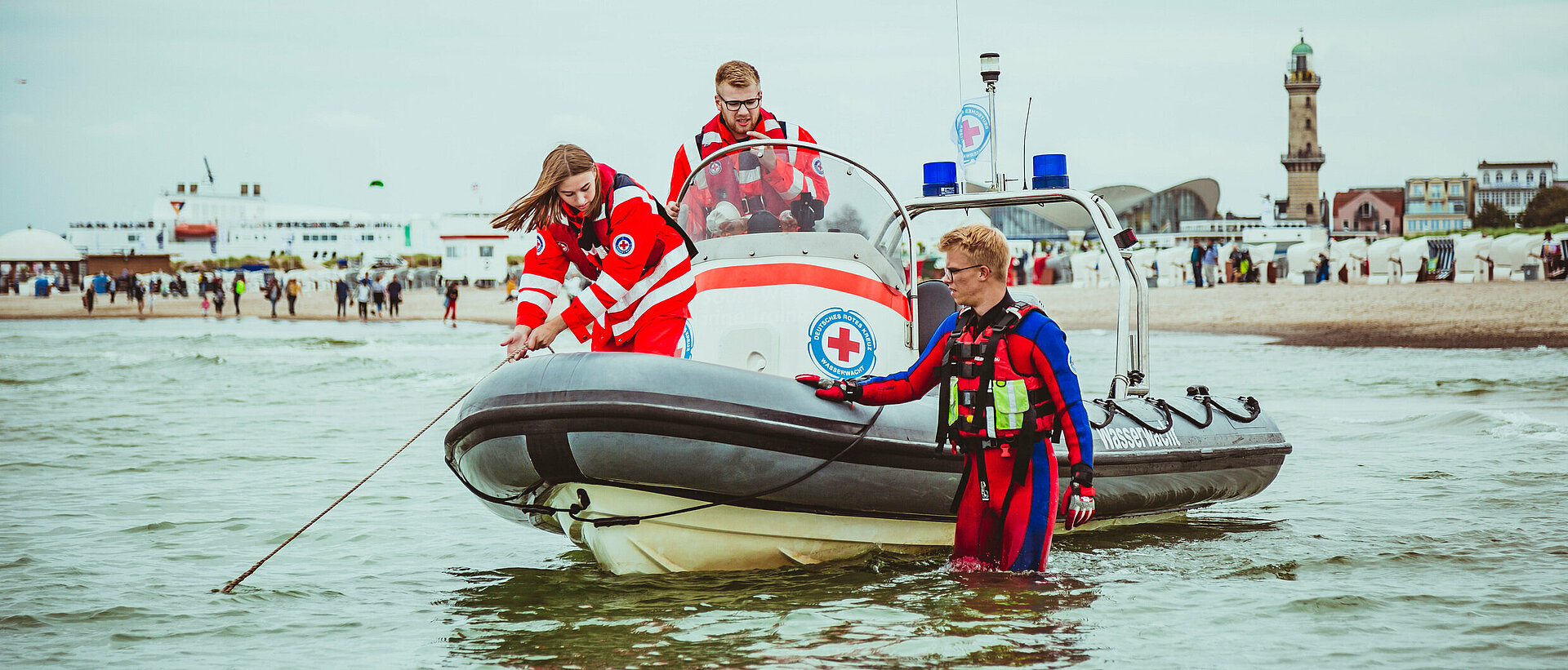 Wasserwacht an der Ostsee in Mecklenburg-Vorpommern, mit dem Motorboot am Ufer von Warnemünde