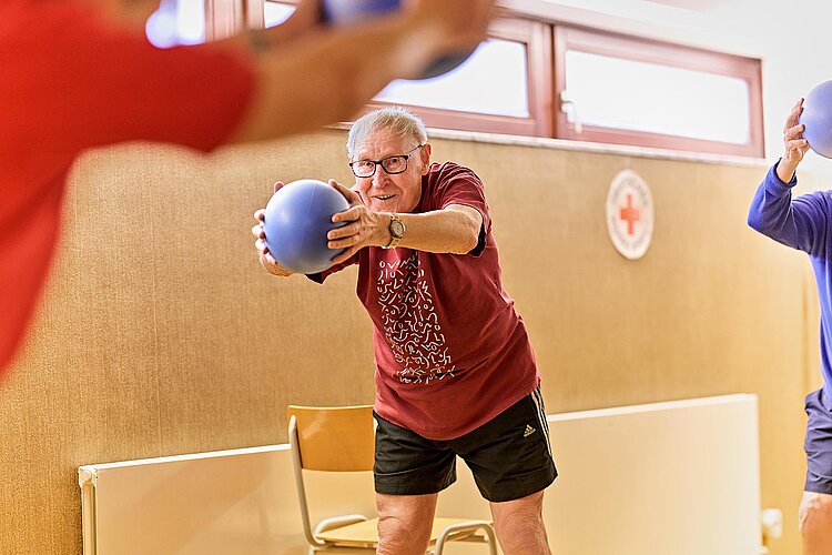 Senior bei Gymnastik mit Ball
