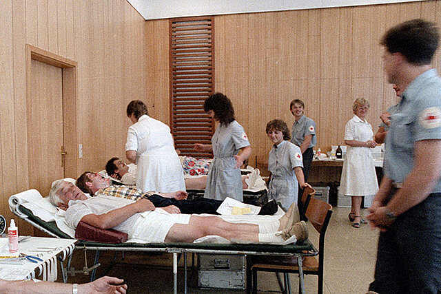 Rotkreuzlerinnen nehmen Blut von Spendern - 80er Jahre 