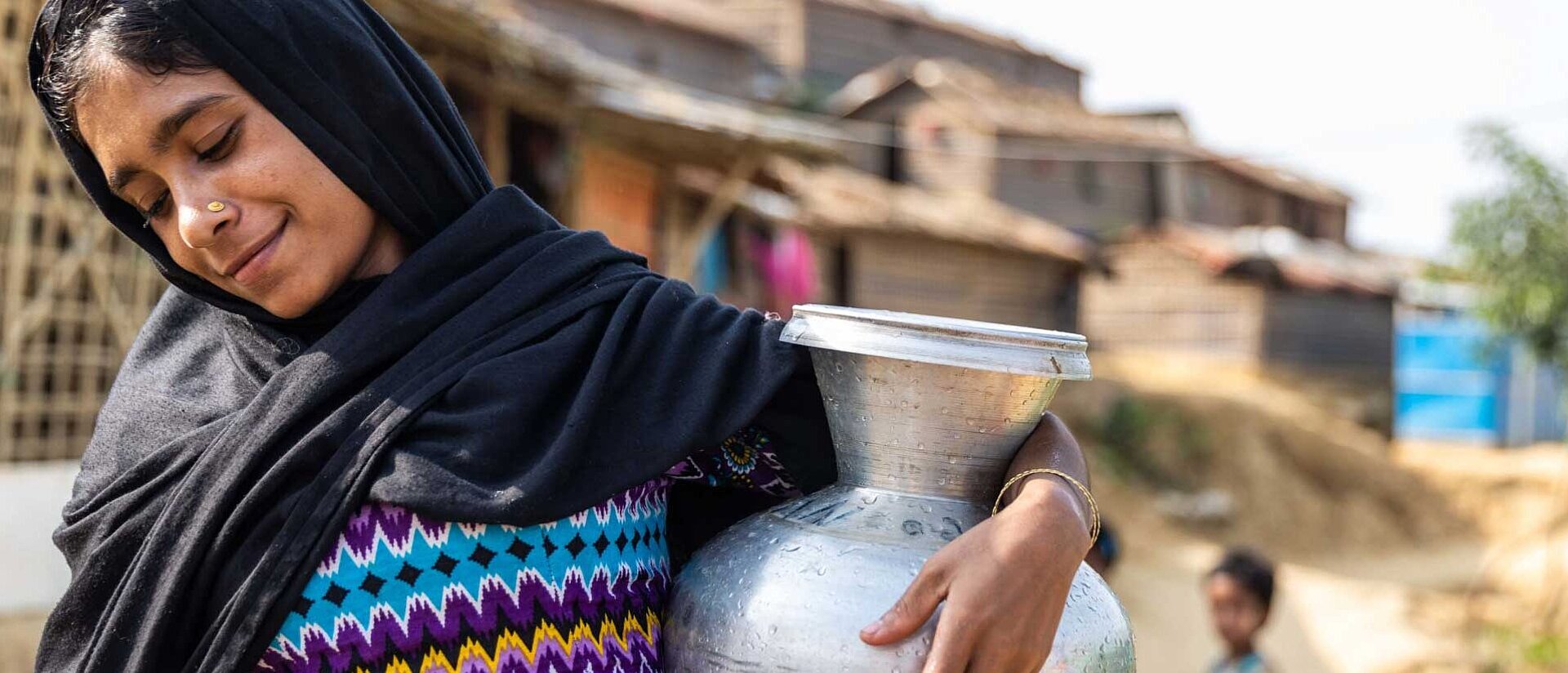 Bangladesh - Frau trägt Wasserkrug