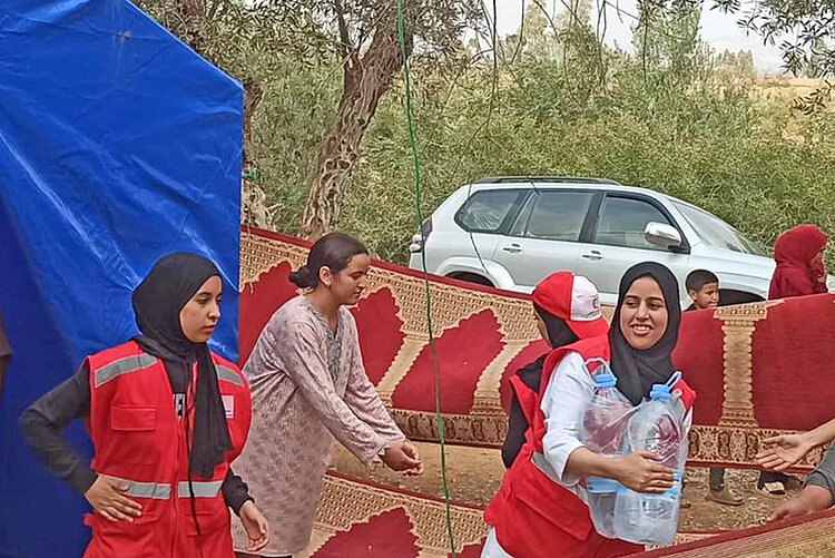 Helferinnen des Marokkanischen Roten Halbmondes mit Wasserflaschen 