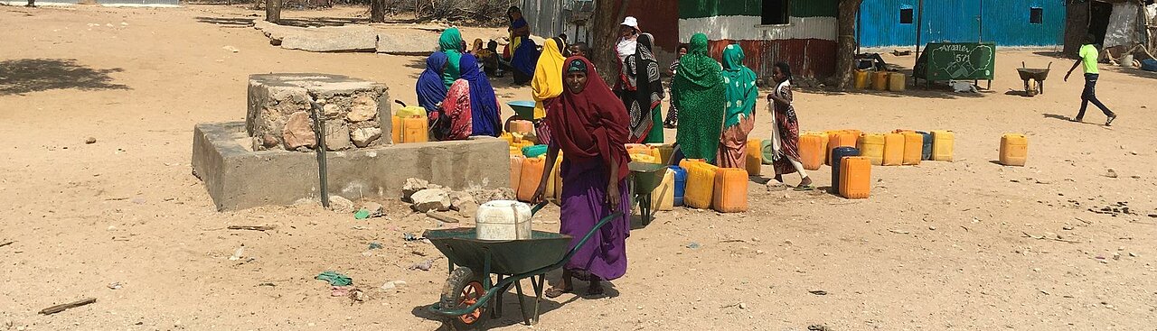 Somalische Frauen beim Wasserholen