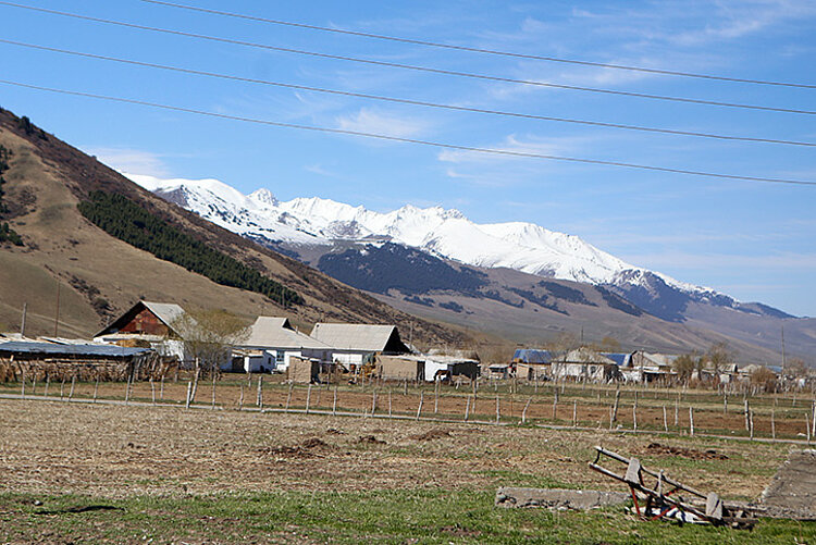 Häuser vor Bergkette in Kirgistan