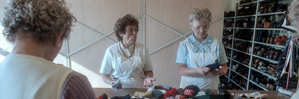 Foto: Frauen in der Kleiderkammer - 80er Jahre