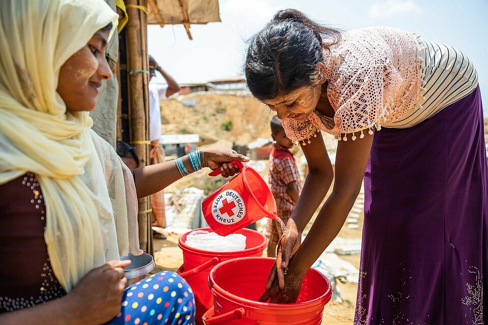 Zwei Frauen in Cox's Bazar beim Händewaschen