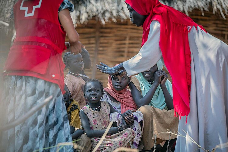 Freiwillige bei Hygienetraining mit Kindern