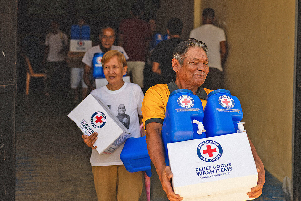 Begünstigte einer Hilfsgüter-Verteilung in Manila 