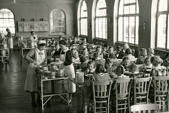 historisches Foto: Blick in Speisesaal mit Kindern