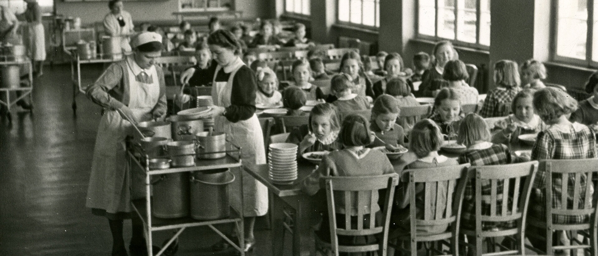 historisches Foto: Blick in Speisesaal mit Kindern
