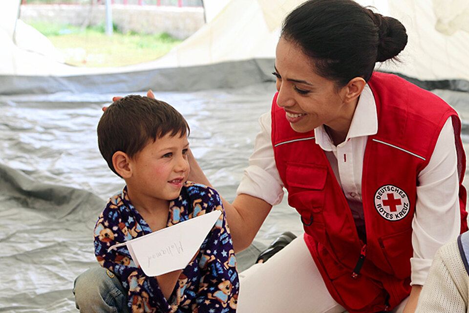 Foto: DRK-Botschafterin Zohre Esmaeli im Gespräch mit einem libanesischem Kind