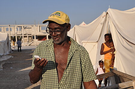 Per Kurznachricht informiert das Rote Kreuz über die Cholera-Gefahren. Seit Ende Oktober wurden über zwei Millionen Nachrichten versendet. Foto: IFRC. Per Rechtsklick können Sie das Bild in hoher Auflösung herunterladen.