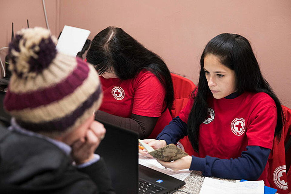 Eine Gutscheinvergabe in der Ukraine durch das DRK und das Ukrainische Rote Kreuz