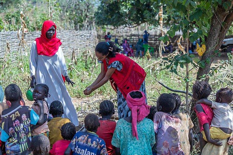 Freiwillige bei Hygieneschulung mit Kinder