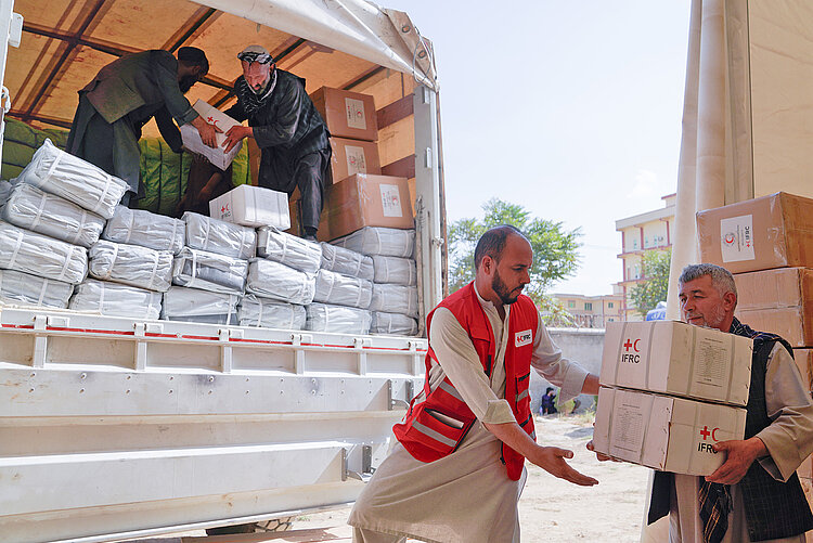 Ankunft von Hilfsgütern nach Edbeben in Afghanistan 