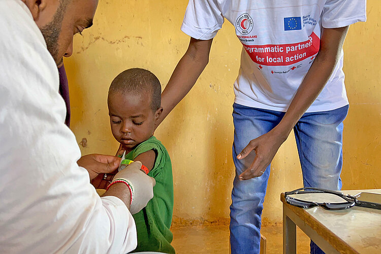 Kind in Somalia wird auf Mangelernährung untersucht