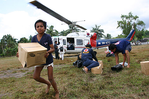 Anlieferung von Hilfsgütern in der Region Aceh auf Sumatra im Januar 2005 (Fredrik Barkenhammar / DRK)