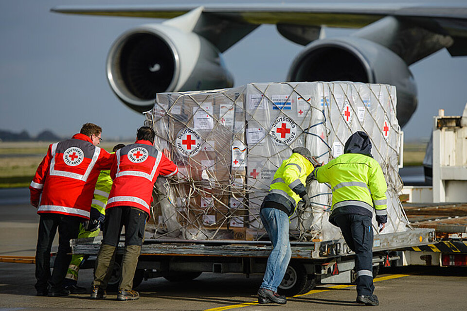 Rettungsdienste helfen im Katastrophengebiet gezielt und schnell mit Hilfsmaßnahmen