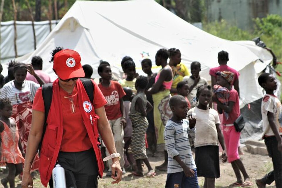 DRK-Helferin mit Kindern in Mozambik