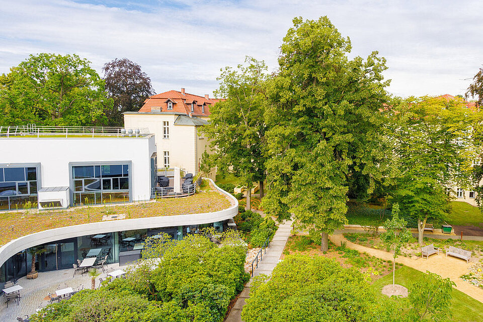 Blick in den Innenhof des DRK Campus, li. das Casino mit dem begrünten Vordach und das Konferenzzentrum