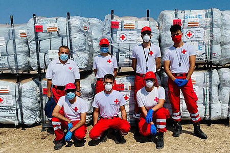 Freiwillige des Griechischen Roten Kreuzes vor der Hilfslieferung des DRK