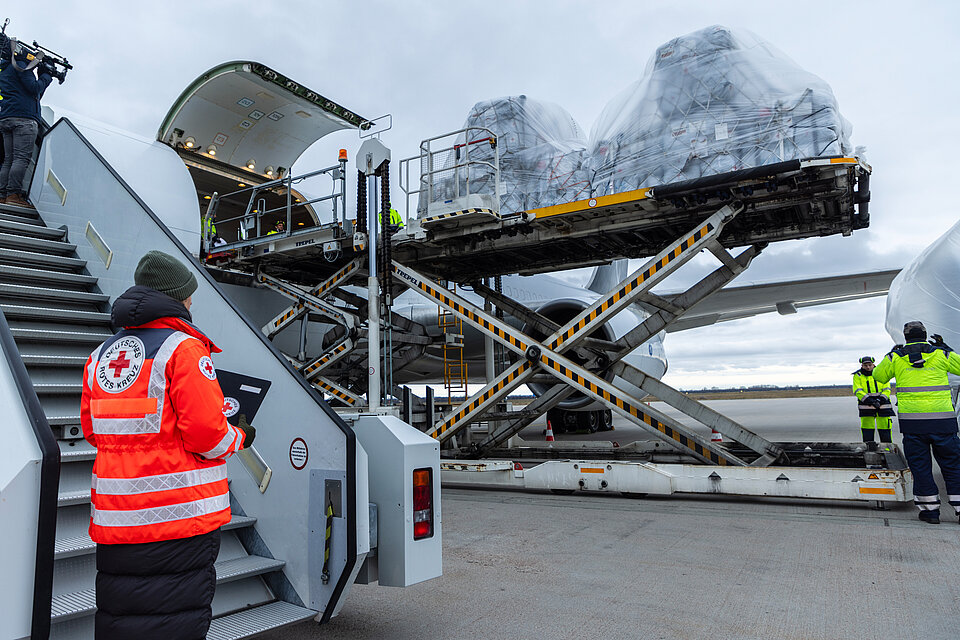 Ein Flugzeug wird mit DRK-Hilfsgütern für den Gazastreifen beladen.