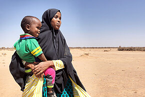 Foto: Somalische Mutter mit Kleinkind auf der Hüfte
