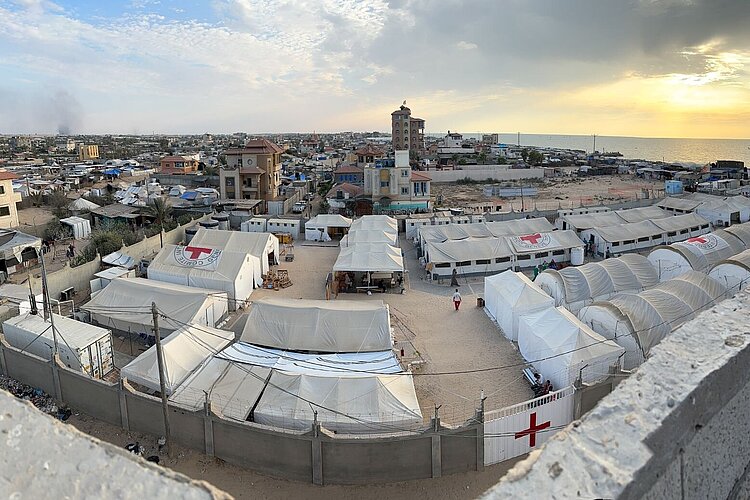 Feldkrankenhaus in Rafah: Das DRK unterstützt das Feldkrankenhaus durch die Bereitstellung von Fachkräften sowie medizinische und technische Ausstattung. 