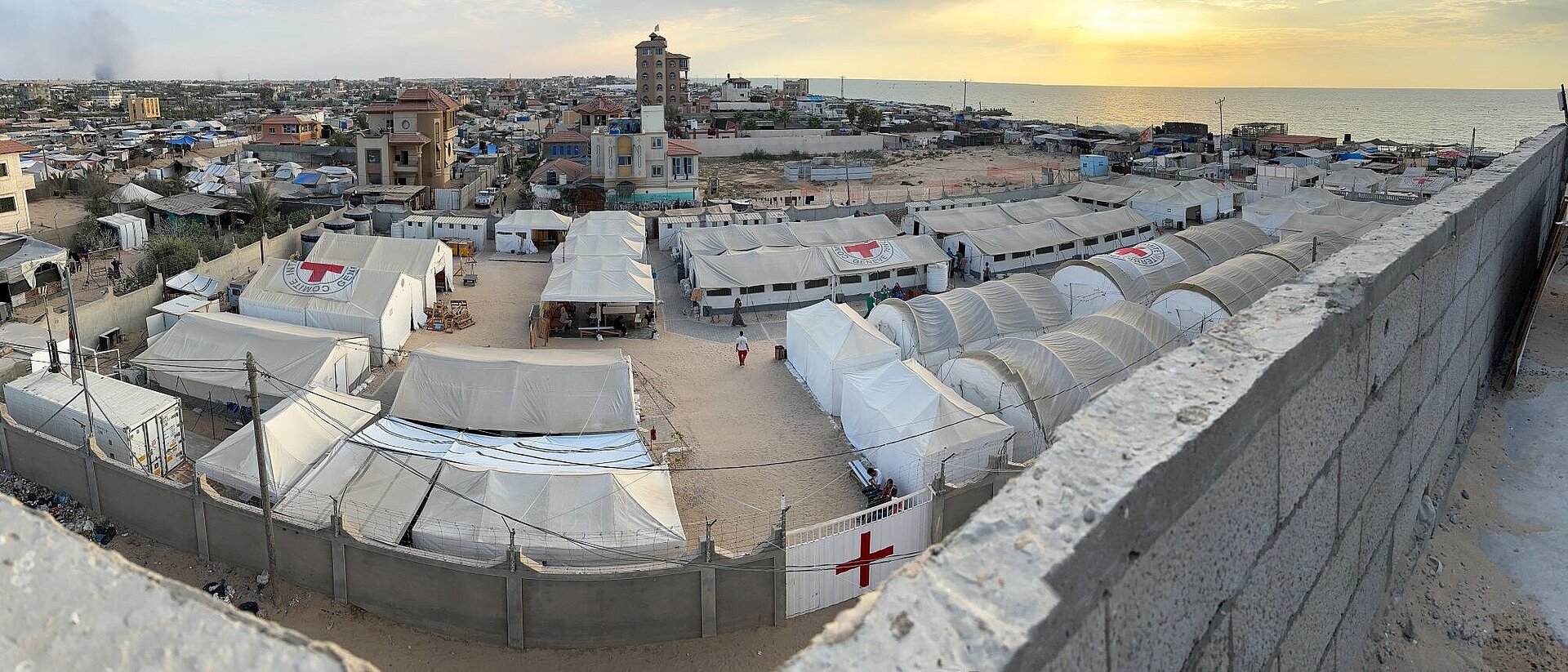 Feldkrankenhaus in Rafah: Das DRK unterstützt das Feldkrankenhaus durch die Bereitstellung von Fachkräften sowie medizinische und technische Ausstattung. 