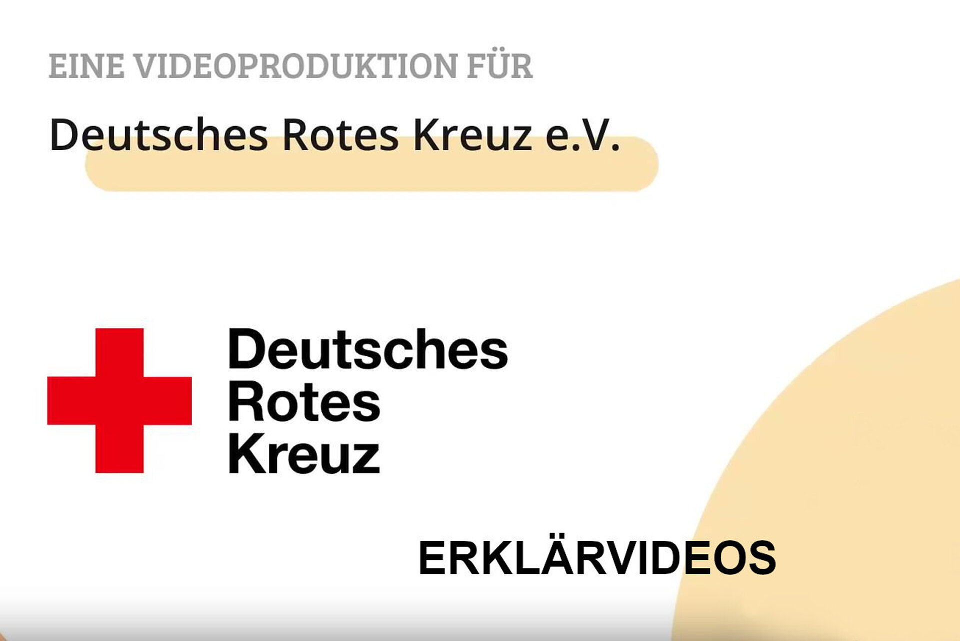 SCreenshot vom Beginn der Erklärvideos. Enthält nur Text: "Eine Videoproduktion für Deutsches Rotes Kreuz e.V.", gefolgt vom Logo des DRK mit Schriftzug und dem Wort "Erklärvideos"