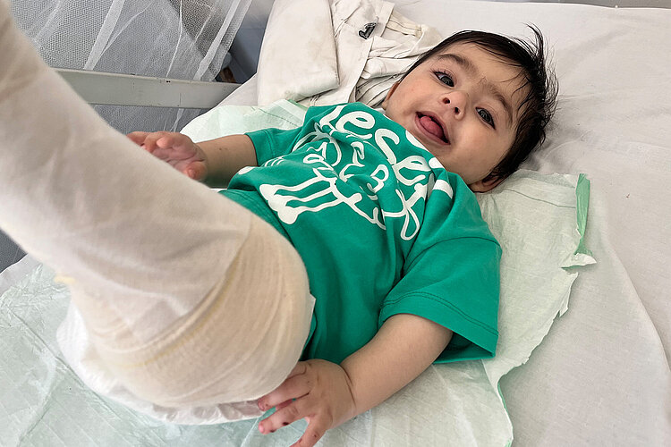 Der kleine Malik wurde im Feldkrankenhaus in Rafah, südlicher Gazastreifen operiert