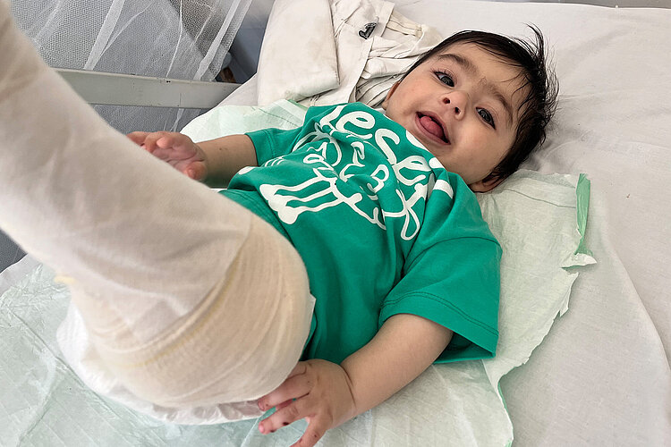 Der kleine Malik wurde im Feldkrankenhaus in Rafah, südlicher Gazastreifen operiert
