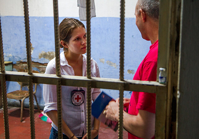 PRIVATION DE LIBERTE,DEPRIVATION OF LIBERTY,LIEU DE DETENTION,PLACE OF DETENTION,DELEGUE,DELEGATE,FEMME,WOMAN,SIGNE CICR,ICRC SIGN,PERSONNE PRIVEE DE LIBERTE,PERSON DEPRIVED OF THEIR LIBERTY,BARREAUX,BARS