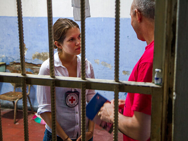 PRIVATION DE LIBERTE,DEPRIVATION OF LIBERTY,LIEU DE DETENTION,PLACE OF DETENTION,DELEGUE,DELEGATE,FEMME,WOMAN,SIGNE CICR,ICRC SIGN,PERSONNE PRIVEE DE LIBERTE,PERSON DEPRIVED OF THEIR LIBERTY,BARREAUX,BARS