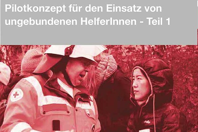 Freiwillige Helfer im Gespräch mit DRK-Einsatzkräften