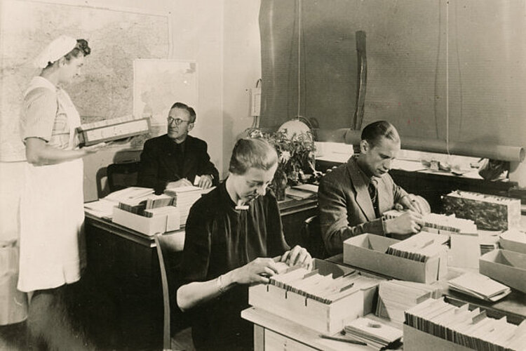 Aus der Dienststelle des DRK-Flüchtlingshilfswerks in Flensburg entwickelte sich nach dem Krieg der spätere Suchdienst, 1945 (DRK)