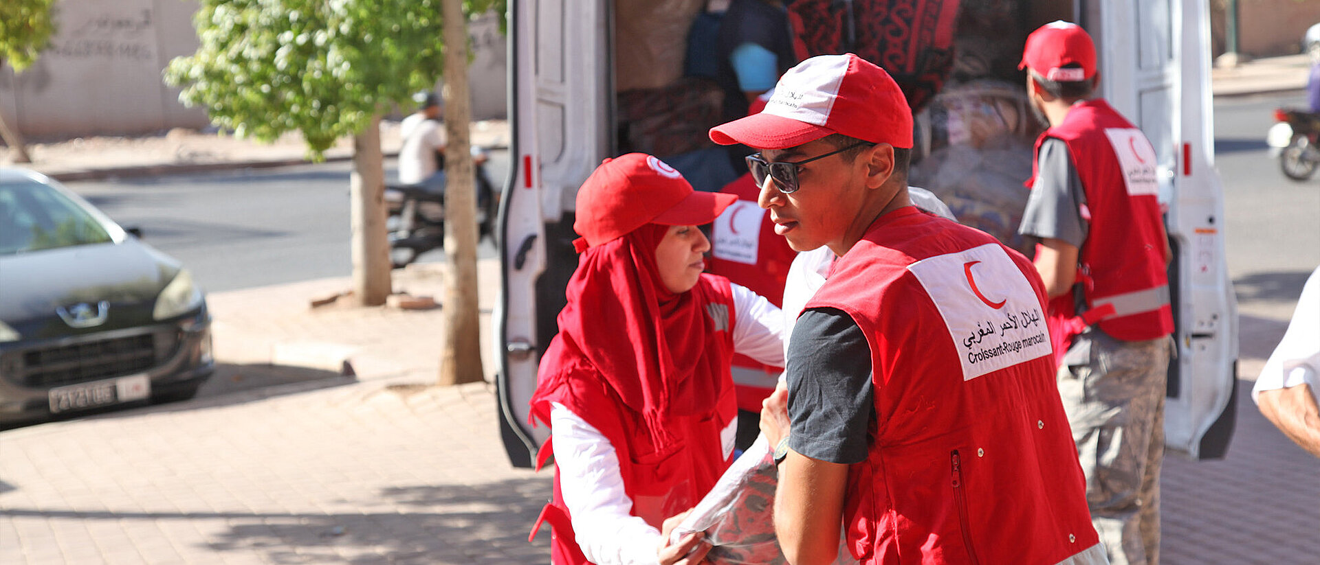 Marokkanischer Roter Halbmond verteilt Hilfsgüter nach dem Erdbeben 