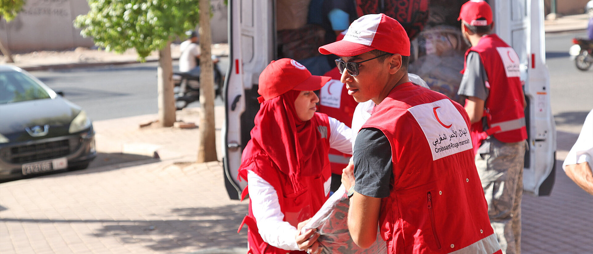 Marokkanischer Roter Halbmond verteilt Hilfsgüter nach dem Erdbeben 