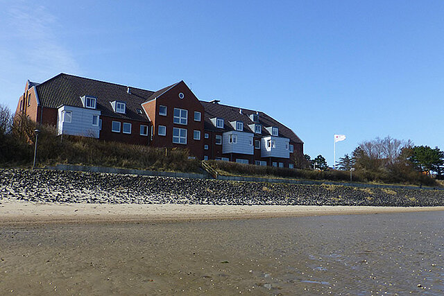 Blick auf das Alma-Münster-Haus vom Strand