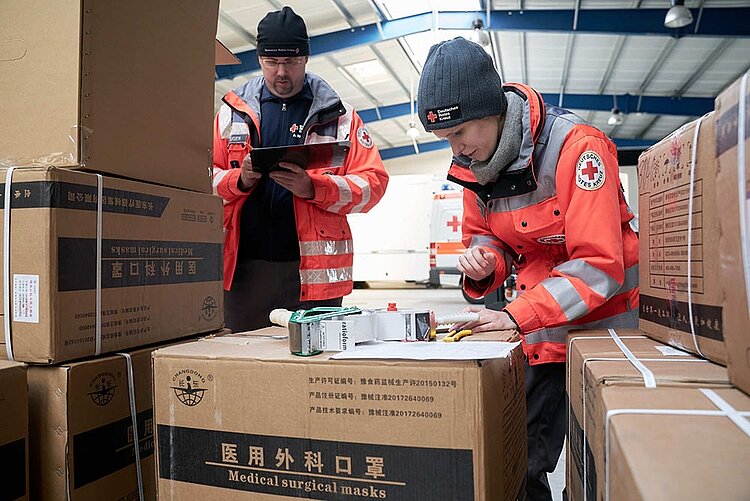 Ankunft von Schutzmasken aus China Logistikzentrum des DRK in Berlin 
