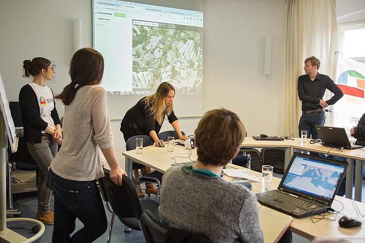 Corporate Volunteering: Mitarbeitende beim Mapathon-Event