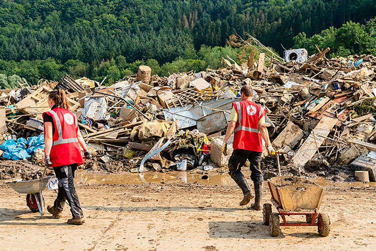 DRK hilft bei Aufräumarbeiten nach dem Hochwasser-Einsatz 